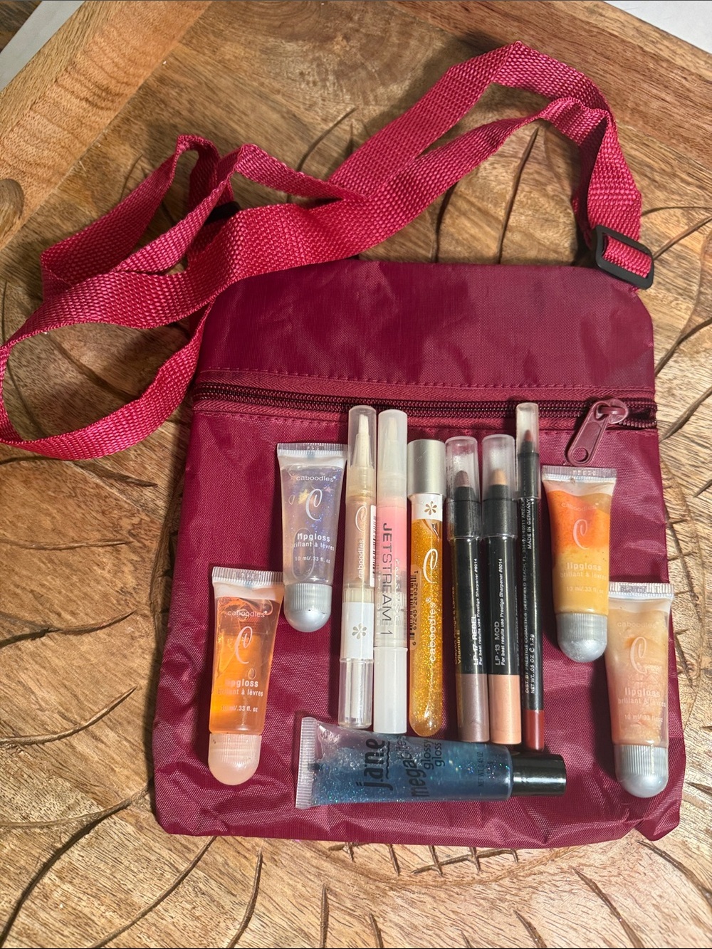 💄NWT 11 pc Assorted Pink & Peach Lip Gloss and Pencil Set in a red crossbody bag
